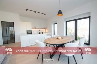 'Hèlen Park' is een nagelnieuw project met standing en uitstraling, gelegen op een belangrijke invalsweg te Waregem.<br /><br />Volledig afgewerkt en bewoonbaar hoekappartement (penthouse) op de bovenverdieping.<br />* 2-slaapkamerappartement van 116m² met terras van 25m² (prachtig uitzicht over de velden).<br />* leefruimte (parketvloer) met een prachtige open keuken voorzien van alle toestellen<br />* badkamer voorzien van dubbele wastafel, inloopdouche en ligbad<br />* ruime berging/wasplaats en een afzonderlijk gastentoilet<br />* volledig afgewerkt en direct beschikbaar<br />* zeer energiezuinig appartement (A-label) en verwarmd met warmtepomp in combinatie met vloerverwarming, zeer energie zuinig. <br />*ventilatie type D<br />* bij aankoop van een appartement mogelijkheid tot aankoop van een ondergrondse autostaanplaats (parkeerkelder) of extra berging.<br />* aankoop met 6% btw mogelijk<br /><br />Ideale ligging vlakbij station, centrum, ziekenhuis en supermarkten. Wandelaars komen ook aan hun trekken in de achterliggende velden en oude spoorwegberm.<br /><br />Maak nu uw afspraak via tom@immoroba.be voor meer info of bezoek!!