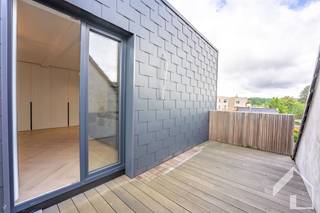 <p>Edegem grens Mortsel: Totaal gerenoveerd dakappartement van 60m², bestaande uit:<br />- woonkamer (met ingemaakte kasten) met open keuken (volledig ingericht)<br />- slaapkamer met badkamer<br />- terras<br />Perfect geïsoleerd (zowel muren als dak) ramen met driedubbele beglazing.<br />Ideaal om zelf te bewonen of als investering.<br />Bezichtiging uitsluitend op afspraak.</p>
