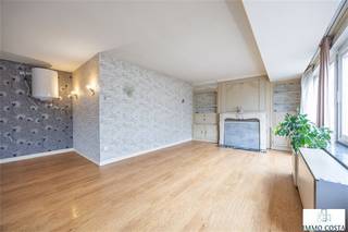 Uitzonderlijk ruim appartement met zijdelings zeezicht van 130m² midden in het winkelcentrum en vlakbij de Zeedijk. Indeling : inkomhal, zeer...