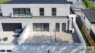 Dit nieuwbouwproject is gelegen in de Vloeiherkstraat, aan de rand van het centrum van Wellen, en is volledig afgewerkt met hoogwaardige materialen.<br />Prijs inclusief 21% BTW: 452.200 €<br /><br /><strong><u>Indeling:</u></strong><br />Hal, ruime woonkamer met open keuken en aansluiting naar zowel het balkon aan de straatzijde als het dakterras, nachthal met toilet, wasplaats, 3 slaapkamers en een badkamer met een douche en dubbele lavabo met meubel.<br /><br />Ook de buitenaanleg is inbegrepen: Het terras werd aangelegd, het perceel is omheind en het gras werd ingezaaid.<br />Het appartement is voorzien van een warmtepomp, uitstekende isolatie en zonnepanelen. <br />Aan het zuid-gerichte schuifraam is een elektrisch bedienbare screen voorzien.<br /><br />Bij dit appartement hoort een carport en een buitenberging, inbegrepen in de vermelde prijs. <br />Meer detailinfo en plannen beschikbaar op kantoor.