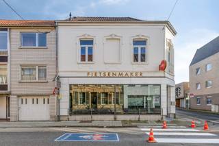 Veel visibiliteit en lichtrijk appartement met aparte ingang ...<br /><br />In het centrum van Wevelgem bevindt zich dit veelzijdige handelspand met woonst, een eigendom vol potentieel voor ondernemers en investeerders. Het pand deed vroeger dienst als café en herbergt momenteel een fietsenwinkel, maar is klaar om een nieuw verhaal te schrijven. De handelsruimte op het gelijkvloers werd mooi gerenoveerd met respect voor authentieke elementen, wat zorgt voor een charmante en karaktervolle uitstraling. Dankzij de grote raampartij geniet de winkel van uitstekende visibiliteit en veel natuurlijke lichtinval.<br /><br />Ernaast bevindt zich een ruime garage van ongeveer 45 m², uitgerust met een hoge poort van 3 op 3 meter en een praktische sectionaalpoort. Deze ruimte biedt tal van mogelijkheden voor stockage, werkruimte of extra parkeergelegenheid. In de garage bevindt zich ook een regenwaterput van 5.000 liter. Op het gelijkvloers is bovendien een sanitaire ruimte voorzien.<br /><br />Boven het handelspand bevindt zich een appartement in opbouw met een aparte ingang, waardoor wonen en werken perfect gescheiden kunnen worden. Dit biedt ook interessante mogelijkheden voor verhuur of als investering. Op de eerste verdieping bevindt zich een lichtrijke leefruimte aan de voorzijde, met daarachter de keuken en een naastliggende technische ruimte. Verder is er op deze verdieping een apart toilet en is er eventueel nog de mogelijkheid om een aangenaam dakterras te creëren.<br /><br />De tweede verdieping beschikt over twee slaapkamers en een badkamer. Het appartement dient nog verder afgewerkt te worden, maar vormt een bijzonder lichtrijke en aangename woonst met veel potentieel.<br /><br />EPC appartement: E, EPC handelspand: D<br /><br />Kortom, dit pand is ideaal voor wie wonen en ondernemen wil combineren of op zoek is naar een interessant investeringspand op een centrale locatie. Een eigendom met karakter, ruimte en tal van mogelijkheden voor de toekomst.