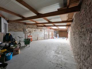 <p>Te koop in Adinkerke: eigendom bestaande uit <strong>2 voormalige handels-/woongebouwen</strong> gelegen aan <strong>Garzebekeveldstraat 1 en 3</strong>, met een <strong>totale gevelbreedte van ca. 16,40 m</strong> en een diepte van de woningen van ongeveer <strong>11 m</strong>.</p>
<p>Achteraan bevindt zich een <strong>ruime loods/garage</strong> van circa <strong>19 m x 5,20 m</strong>, die bovendien bereikbaar is via de <strong>Slachthuisstraat</strong>. Deze bijkomende toegang vormt een belangrijke troef en biedt extra gebruiks- en ontwikkelingsmogelijkheden.</p>
<p>De 2 voorliggende gebouwen deden vroeger dienst als <strong>tabakswinkel</strong>, maar zijn vandaag vooral interessant als <strong>afbraak- en herontwikkelingsproject</strong>. Dankzij de mooie gevelbreedte, de aanwezige achterliggende loods en de extra toegang achteraan, biedt dit eigendom interessante perspectieven voor wie op zoek is naar een perceel met potentieel voor <strong>nieuwbouw of een nieuw project</strong>, mits naleving van de geldende stedenbouwkundige voorschriften.</p>
<p>Een interessante opportuniteit voor ontwikkelaars, investeerders of kopers met toekomstvisie.</p>
<p><strong>Troeven:</strong></p>
<ul>
<li>2 gebouwen aan Garzebekeveldstraat 1 en 3</li>
<li>Gevelbreedte ca. <strong>16,40 m</strong></li>
<li>Diepte gebouwen ca. <strong>11 m</strong></li>
<li>Achterliggende loods/garage ca. <strong>19 m x 5,20 m</strong></li>
<li>Toegang achteraan via de Slachthuisstraat</li>
<li>Interessant afbraak- en herontwikkelingspotentieel</li>
</ul>
<p><strong>Meer info of bezoek via Immo ADK.</strong></p>