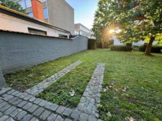 <p>Deze bel-etage woning geniet een centrale ligging te Avelgem vlakbij het centrum, diverse winkels, openbaar vervoer … Parkeergelegenheid vlakbij de woning aanwezig.</p>
<p>INDELING:</p>
<p>KELDER</p>
<p>EERSTE VERDIEP<br />– inkomruimte<br />– apart toilet<br />– lichtrijke leefruimte met zitplaats en open, ingerichte keuken</p>
<p>TWEEDE VERDIEP<br />– 2 slaapkamers<br />– badkamer met douche & badkamermeubel</p>
<p>ZOLDER (geïsoleerd)</p>
<p>CARPORT + TUIN</p>
<p>Algemene info:<br />– Epc: 269 kWh/m² jaar<br />– CV op aardgas<br />– geen huisdieren</p>
<ul>
<li>vrij vanaf 01/09/2026</li>
</ul>
<p>Indien u meer info of een bezoek wenst, contacteer immo-deal bv: 0486 72 70 73.</p>