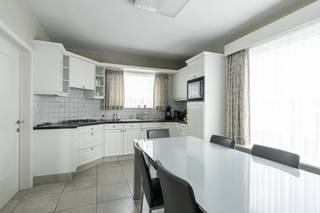 Deze charmante gezinswoning met 3 slaapkamers, garage en tuin vinden we terug in de Joost Van Den Vondelstraat te Lommel<br /><br />Indeling van de woning<br />Gelijkvloers: Via de inkomhal betreedt u de lichtrijke leefruimte met gezellige keuken. Verder vinden we op het gelijkvloers nog een berging, apart toilet en een leuke veranda. <br />Verdieping:<br />Op de eerste verdieping bevinden zich 3 volwaardige slaapkamers en een badkamer.<br />Zolder:<br />De zolder biedt extra opbergruimte en mogelijkheden voor verdere benutting.<br /><br />Buitenruimte<br />De woning beschikt over een leuke en onderhoudsvriendelijke tuin, waar het heerlijk vertoeven is.<br />Daarnaast is er een aparte garage en extra bergruimte, wat zorgt voor voldoende plaats voor fietsen, tuinmateriaal of wagen.<br /><br />Pluspunten:<br /><br />3 slaapkamers<br />Gasketel vernieuwd in 2019<br />Aparte garage<br />Aangename tuin met terras<br />Praktische zolderruimte<br />Rustige ligging in aangename woonwijk nabij het centrum<br />Ideale gezinswoning met veel potentieel<br /><br />Interesse?<br /><br />Contacteer ons vandaag nog voor een bezoek en ontdek zelf de mogelijkheden van deze woning.