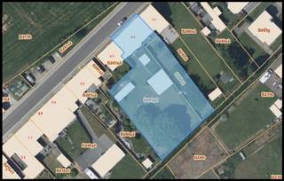 <strong>RESIDENTIËLE BLOK MET 2 RUIME APPARTEMENTEN</strong>, elk appartement voorzien van<strong> 3 grote slaapkamers</strong> en elk voorzien van <strong>eigen terras met tuin</strong>, zeer rustig gelegen en met een mooie zuid-gerichte zonoriëntatie aan de achterkant.<br /><br />Supermarkt en basisschool op wandelafstand, uitstekende verbinding richting Luik, Tongeren en Hasselt.<br /><br /><strong>RECENTE WERKZAAMHEDEN</strong><br /><br />+ het appartement op de verdieping werd reeds grondig gerenoveerd, volledig instapklaar (nieuwe keuken, badkamer, vloeren, elektriciteit, ... )<br />+ alle meters werden opgesplitst, zo heeft elk appartement zijn eigen meter voor water, gas en elektriciteit<br />+ alle ramen aan de voorgevel werden zeer recent vervangen, ook de ramen aan de achtergevel zijn in goede staat met dubbel glas<br /><br /><strong>INDELING APP GLV (verhuurd)</strong><br /><br />+ inkomsas<br />+ living<br />+ aparte keuken<br />+ 3 slaapkamers<br />+ badkamer met douche en toilet<br />+ apart toilet<br />+ zuid-gericht terras <br />+ zuid-gerichte tuin<br /><br /><strong>INDELING APP VDP (verhuurd)</strong><br /><br />+ inkomsas met traphal<br />+ ruime living met open keuken<br />+ keuken volledig geïnstalleerd<br />+ nachthal<br />+ 3 slaapkamers<br />+ badkamer<br />+ zeer ruime garagebox met wasplaats en berging<br />+ overdekt terras met gemetste BBQ<br />+ 2 zeer grote tuinbergingen<br />+ grote zuid-gerichte tuin<br /><br /><strong>Voor meer info en een bezoek ter plaatse contacteer ons kantoor 012 744 844 of mail naar info@goed-gevonden.be</strong>