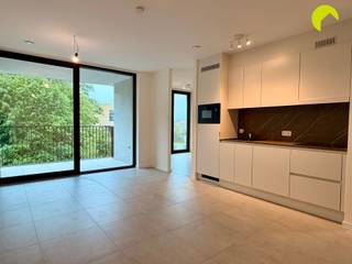 <p><span>Nieuwbouw BEN (E20) 1-slaapkamerappartement omgeven door groen en nabij openbaar vervoer.</span></p><p><span> </span></p><p><span>Het appartement is rustig gelegen op de 2</span><span><sup>de</sup></span><span> verdieping in het gezellige Boechout met zicht op een groene, autoluwe parkomgeving.</span></p><p><span>Het pand ligt nabij belangrijke invalswegen en openbaar vervoer (o.a. station Boechout op wandelafstand), fiets-o-strade Antwerpen, Mortsel, Lier, Mechelen ...</span></p><p><span>In de nabije omgeving supermarkt (open 7/7), horeca, handelszaken, sportfaciliteiten, bank, apotheek ...<br /><br /></span></p><p><span>Indeling</span></p><p><span>We nemen de trap/lift en komen binnen in de lichtrijke leefruimte met open keuken. Deze is voorzien van alle comfort en de nieuwste toestellen!</span></p><p><span>De leefruimte met open keuken geeft uit op het ruime overdekte terras dat zuidwest georiënteerd is.</span></p><p><span>Ook de slaapkamer heeft ramen tot aan de grond wat zorgt voor veel natuurlijk licht.<br /><br /></span></p><p><span>De badkamer grenst aan de slaapkamer en is voorzien van een lavabomeubel, een moderne inloopdouche en een elektrische handdoekdroger.</span></p><p><span>Verder zijn er nog een apart toilet met lavabo en een berging met plaats voor wasmachine/droogkast.<br /><br /></span></p><p><span>Het appartement is voorzien van videofoon, internet/TV aansluiting, vloerverwarming/koeling met warmtepomp, privé zonnepanelen en een ventilatiesysteem met warmterecuperatie doorheen heel het appartement.<br /><br /></span></p><p><span>In de kelderverdieping zijn er de ruime privatieve berging en gemeenschappelijke fietsenstalling. Met de aparte “fietsenlift” kan men naar -1.</span></p><p><span>Verplicht bij te huren is de autostaanplaats voor 50,00 €/maand<br /><br /></span></p><p><span>Nuttige informatie</span></p><ul><li><span>Bouwjaar 2025/2026</span></li><li><span>Provisie maandelijkse kosten 100,00 € (Minuterie, poetsen gang, onderhoud gemene delen, syndicus, lift, ...)</span></li><li><span>Onmiddellijk beschikbaar</span></li><li><span>EPB in opmaak, label zal A zijn</span></li><li><span>Huurwaarborg: 3 maanden</span></li><li><span>Autostaanplaats: 50,00 €</span></li></ul><p><span> </span></p><p><span>Boek nu zelf ONLINE uw afspraak in. Surf naar het betreffende eigendom op onze website <span>www.habicom.be</span></span><span> en klik op de roze knop </span><span>'PLAN EEN BEZOEK'</span><span>. <br />Kies het moment dat u het beste uitkomt, vul de gevraagde contactgegevens in en klik nadien op verzenden om te bevestigen.</span></p><p><span> </span></p>