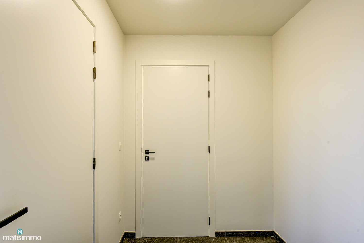 RUIM NIEUWBOUW APPARTEMENT MET 2 SLAAPKAMERS, OVERDEKT TERRAS, GARAGE, AUTOSTAANPLAATS EN KELDERBERGING TE BEVERST - foto 5