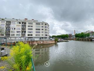 In het centrum van Gent, op een uitstekende ligging aan Portus Ganda, bevindt zich dit ruim en lichtrijk gelijkvloers appartement met...