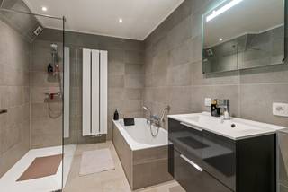 Deze charmante woning op een perceel van 761 m² is centraal gelegen vlakbij het centrum van Pelt. Op het gelijkvloers beschikt de woning over een inkomhal met gastentoilet, een gezellige leefruimte met gashaard, een ingerichte keuken, wasplaats en ruime praktijkkamer/atelier. Op de verdieping bevinden zich 4 ruime slaapkamers en een ingerichte (vernieuwde) badkamer. Kelder (47m²) en opbergzolder aanwezig.<br /><br />Prachtig aangelegde tuin voorzien van overdekt terras, zonneterras achteraan op het perceel en een losstaande ruime garage.<br /><br />Gelijkvloers<br />U betreedt de woning via de inkomhal met gastentoilet die u rechtstreeks toegang biedt tot de gezellige leefruimte. De leefruimte is opgedeeld in een gezellige zithoek met gashaard en een eetgedeelte. Van hieruit heeft u toegang tot de volledig ingerichte keuken voorzien van alle comfort (koelkast, diepvriezer, combi-oven, stoomoven, inductiekookplaat, dampkap en vaatwasser).<br /><br />Verder treft u op het gelijkvloers nog een ruime praktijkruimte/atelier en een praktische wasplaats/bijkeuken voorzien van aansluitingen voor wasmachine, droogkast en veel op maat gemaakte kasten.<br /><br />Verdieping<br />Via de nachthal heeft u toegang tot 4 ruime slaapkamers, een apart toilet en een volledig ingerichte badkamer voorzien van ligbad, douche en enkele wastafel. De masterbedroom beschikt tevens nog over een ruime dressing.<br /><br />Bijzonderheden<br />-Centrale ligging<br />-Afgewerkt met hoogwaardige materialen<br />-Keuken vernieuwd<br />-Alarm aanwezig<br />-Cv-installatie op aardgas