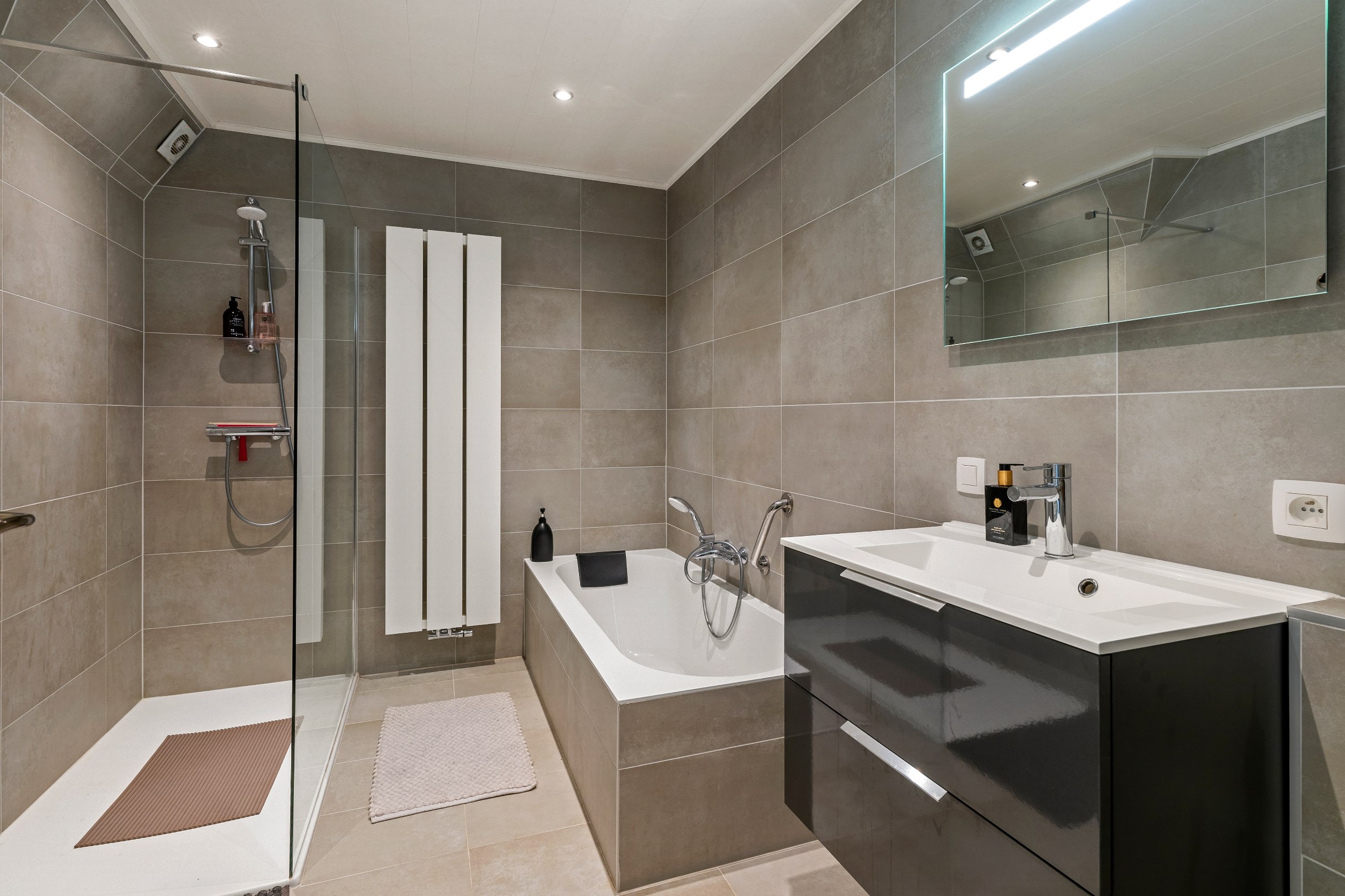 Charmante woning met 4 slaapkamers op 761 m² te Pelt - foto 3