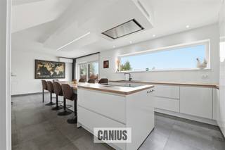 <p><span>STIJLVOLLE HALFOPEN BEBOUWING MET DRIE SLAAPKAMERS EN LIFT</span></p><p><span>Bent u op zoek naar een instapklare, energiezuinige woning met hedendaags comfort op een rustige maar centrale ligging? Dan zal deze recente halfopen bebouwing uit 2021 in de Overwindenstraat in Landen u meteen weten te charmeren.</span></p><p><span>De woning combineert rust en een landelijke omgeving met een vlotte bereikbaarheid. Het centrum van Landen, winkels, scholen en openbaar vervoer bevinden zich op korte afstand, terwijl u via de nabijgelegen verbindingswegen en autostrade snel omliggende steden bereikt.</span></p><p><span>Vanaf het moment dat u de woning binnenstapt, valt de lichtrijke leefruimte op waar grote raampartijen zorgen voor een aangename connectie met de tuin. De moderne open keuken vormt het hart van de woning en is de ideale plek om te koken, te genieten en gasten te ontvangen.</span></p><p><span>Met drie volwaardige slaapkamers, twee praktische dressings en een stijlvolle badkamer biedt de woning alle ruimte voor comfortabel gezinsleven. De aanwezigheid van twee toiletten en een praktische zolderruimte zorgen voor extra gebruiksgemak.</span></p><p><span>Een bijzonder unieke troef is de lift die toegang geeft tot elke verdieping, wat deze woning niet alleen uiterst comfortabel maakt, maar ook toekomstgericht en levensloopbestendig.</span></p><p><span>Ook technisch staat deze woning volledig op punt. Ze werd gebouwd volgens moderne en duurzame technieken en beschikt over zonnepanelen, een thuisbatterij, airconditioning, domotica, een hoogrendementsketel en driedubbele beglazing. Dit resulteert in een uitstekend EPC-label A en dus lage energiekosten.</span></p><p><span>Daarnaast is de woning volledig onderkelderd met een inpandige garage en extra bergruimte.</span></p><p><span>Buiten wacht een prachtig aangelegde tuin waar het heerlijk ontspannen is. Het overdekte terras met afsluitbaar loungegedeelte maakt het mogelijk om in elk seizoen van het buitenleven te genieten.</span></p><p><span>Deze woning is de perfecte combinatie van moderne architectuur, energiezuinig wonen en hedendaags comfort, gelegen op een aangename locatie nabij het centrum van Landen.</span></p><p><span> </span></p><p><span>Troeven:</span></p><ul><li><span>Recente halfopen bebouwing (2021) instapklaar</span></li><li><span>EPC A: zonnepanelen, thuisbatterij, airco, domotica</span></li><li><span>Lift naar elke verdieping levensloopbestendig wonen</span></li><li><span>3 slaapkamers + 2 dressings</span></li><li><span>Mooi aangelegde tuin met overdekt en afsluitbaar terras </span></li><li><span>Rustige ligging nabij het centrum van Landen</span></li></ul><p><span> </span></p><p><span>Bent u geïnteresseerd in dit huis te koop in Landen? Neem gerust contact op voor meer informatie of een bezoek ter plaatse via 011 74 12 36 of info@canius.be</span><span>. </span></p><p><span>*Deze gegevens zijn louter ter informatieve titel. De vermelde oppervlaktes zijn slechts indicatie. Canius Real Estate kan niet verantwoordelijk gesteld worden voor de juistheid van de aan haar verstrekte gegevens.</span></p>