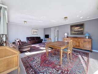 INDELINGInkomhal ca. 7 m² - beige natuursteenGastentoilet ca. 1 m² - marmeren tegelvloer - wandtegelsLiving ca. 37 m² - parketKeuken ca. 8 m² - witte...