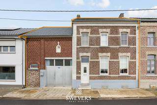 Voor meer info en foto’s, surf naar www.swevers.be – In het centrum van Landen, in de rustige Bergstraat, vind je deze ruime gezinswoning boordevol potentieel. Met een bewoonbare oppervlakte van 144 m², vier slaapkamers en een oostelijk georiënteerde tuin is dit de ideale basis voor wie op zoek is naar een op te frissen woning met sterke structuur. De leefruimte van 32,60 m² en keuken van 12,13 m² bieden veel lichtinval en connectie met de tuin. Op de eerste verdieping bevinden zich vier slaapkamers, waarvan de grootste 16,96 m² meet. Extra troeven zijn de bruikbare zolder van 55 m², kelder van 28 m² en een ruime inpandige garage van 35 m². Het perceel van 5a 12ca is volledig benut en biedt mogelijkheden voor een onderhoudsvriendelijke tuin. De ligging is rustig én centraal, met winkels, scholen en openbaar vervoer op wandelafstand. Ideaal voor jonge gezinnen of handige kopers die hun eigen stempel willen drukken. Voor meer informatie, bel 011 255 155. Bron bewoonbare oppervlakte: EPC – verslag.
