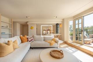 Volledig gerenoveerd hoekappartement in een prestigieuze residentie in het hart van het Zoute, gelegen in het exclusieve domein "Tennis Gardens" –...