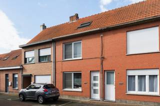 Deze instapklare woning is uitstekend gelegen in een rustige straat, pal in het centrum van Stabroek. Winkels, scholen en openbaar vervoer bevinden zich allemaal op wandelafstand. U komt de woning binnen via een aparte inkomhal, dewelke meteen toegang geeft tot de ruime en lichtrijke woonkamer met aansluitend een open bureauhoek. Grenzend aan de leefruimte bevindt zich de in 2020 vernieuwde keuken, voorzien van alle hedendaags comfort. Verder vindt u op het gelijkvloers nog een koele berging, een bergruimte met aansluiting voor de wasmachine en een recent vernieuwde badkamer met inloopdouche, toilet en dubbele wastafel met meubel. De 1e verdieping telt 2 volwaardige slaapkamers, waarvan één momenteel ingericht is als dressing en via een trap toegang biedt tot de 2e verdieping. Hier bevindt zich de 3e, eveneens zeer ruime slaapkamer. De woning beschikt verder nog over een kleine bergzolder op de 3e verdieping. Het perceel heeft een totale oppervlakte van 126m². Achteraan geniet u van een gezellige, west-georiënteerde tuin met aangelegd terras, jacuzzi en vijvertje. Dankzij de gunstige oriëntatie kan u hier de hele namiddag heerlijk van het zonnetje genieten.