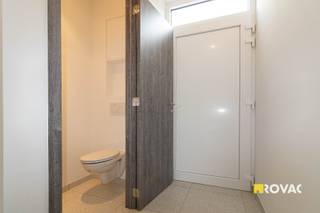Prachtig afgewerkte nieuwbouwwoning bestaande uit inkomhal met apart gastentoilet, toegang tot de ruime lichtrijke leefruimte met open...