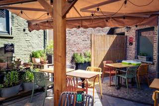 Dit horecapand in een historisch diephuis op een ideale ligging in de Langestraat heeft vele troeven.<br />Het restaurant biedt alle comfort, met een bar, de ingerichte (FAVV-gekeurde) keuken kan blijven, afwasruimte... <br />In de zaal kan je een mooi aantal tafels zetten en die kan je gezellig verwarmen met de pelletkachel.<br />Er is de mogelijkheid om terras te plaatsen op het trottoir, maar het pand beschikt ook over een aangenaam terras achteraan. Daar vind je ook het verrassend ruime bijgebouw, ideaal voor frigo's en diepvriezers, stock,...<br />Het binnenterras werd recent deels voorzien van een stijlvolle overkapping met luifel, zodat in de heetste dagen ook voor voldoende schaduw kan gezorgd worden. Tenslotte vind je er ook de braai (Zuid-Afrikaanse BBQ), die kan overgenomen worden (zie verder)<br />Er is een zijpoortje die rechstrstreeks naar achter leidt, ideaal voor leveringen, fietsen,... zodat die niet door de zaak moeten.<br />Boven is er een gezellig duplexappartement, met gezellige leefruimte, een slaapkamer en badkamer met riante inloopdouche op het eerste verdiep en een bueauruimte, kastengang en slaapkamer op de 2de verdieping. Voorzien van elektrische velux, air conditioning,...<br />De kern van deze Brugse trapgevelwoning dateert uit de tweede helft van de 17de eeuw, dat neemt echter niet weg dat het doorheen de jaren en eeuwen helemaal werd aangepast aan de hedendaagse normen. Het EPC is net geen B, want voorzien van HR-glas, HR-CV-ketel.<br />Het is gelegen op een zeer zichtbare locatie in de Langestraat tussen andere gekende (top)zaken, de lus met de Bapaumestraat en de verschillende parkeerplaatsen voor kortparkeren voor de deur bieden opportuniteiten voor take-away.<br />Dit betreft de verkoop van een horecapand, de naam en cliënteel zijn niet te koop, Overname van inboedel en (keuken &amp; terras))inrichting zijn te bespreken. Vrij van brouwer!<br />Zeer interessante opportuniteit voor werken en wonen in een mooi, aangenaam en historisch pand in de bruisende Langestraat. <br />Contacteer ons voor bezoeken en om de condities te bespreken.