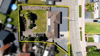<p><span>Ruime laagbouwwoning op een mooi perceel van 1.373m²</span></p><p><span> </span></p><p><span>Dit betreft een uitstekend gelegen open bebouwing type bungalow met o.a. 2 slaapkamers en een dubbele garage.</span></p><p><span>De woning is gelegen in een residentiële woonstraat en beschikt over een zeer vlotte mobiliteit richting Antwerpen, Gent, Sint-Niklaas &amp; Hulst door de nabijheid van E34 en N403. </span></p><p><span>Tevens heeft het perceel een straatbreedte van ca. 48m waardoor er zeer veel mogelijkheden zijn naar uitbreiding of projectontwikkeling toe. </span></p><p><span>De onberispelijke staat van onderhoud, het veelzijdige vloerplan en het interessante perceel zijn slechts enkele van de troeven.</span></p><p><span> </span></p><p><span>INDELING</span></p><p><span>Oprit met plaats voor meerdere wagens.</span></p><p><span>Inkomhal.</span></p><p><span>Ruime woonkamer met veel lichtinval een 100% interactie tot de tuin.</span></p><p><span>Aparte keuken met ruimte voor eettafel.</span></p><p><span>Verscheidene bergruimten aan de keuken.</span></p><p><span>Apart toilet.</span></p><p><span>2 slaapkamers.</span></p><p><span>Badkamer met inloopdouche, lavabomeubel en toilet.<br />Veranda met deels overdekt terras.</span></p><p><span>Dubbele garage met extra bergruimte.</span></p><p><span>(Berg)zolder over de gehele oppervlakte van de woning.</span></p><p><span>Zeer ruime en aangename tuin.</span></p><p><span> </span></p><p><span>EXTRA</span></p><p><span>Bouwjaar 1985, in onberispelijke staat van onderhoud. </span></p><p><span>ALU ramen met dubbele beglazing en rolluiken.</span></p><p><span>Airco voorzien in verscheidene ruimtes.</span></p><p><span>CV op aardgas.</span></p><p><span>Straatbreedte van ca. 48m.</span></p><p><span>Uitstekend gelegen op de grens Sint-Pauwels/Kemzeke op wandelafstand van centrum Kemzeke.</span></p><p><span>Zeer vlotte mobiliteit via E34 (Antwerpen-Gent), N403 (St-Niklaas-Hulst) en lokale invalswegen.</span></p><p><span> </span></p><p><span>EPC: 362kWh/m² - Label D</span></p><p><span>Wg - Vg - Gvv - Gvkr - Gmo</span></p><p><span> </span></p><p><span> </span></p>