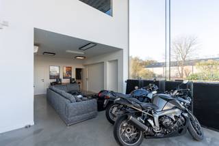 <p>Deze bedrijfsunit met een totale oppervlakte van 244 m² bevindt zich op een strategische locatie met uitstekende zichtbaarheid. Het pand is momenteel verhuurd voor 1250 euro per maand en vormt dankzij de gunstige ligging en de nieuwstaat een interessante investering, zowel voor eigen gebruik als opbrengsteigendom.</p>
<p>De unit beschikt op het gelijkvloers over een toonzaal van 40 m² met grote raampartijen die zorgen voor veel natuurlijke lichtinval en optimale visibiliteit voor uw onderneming. Daarnaast is er een opslagruimte van 130 m², uitgerust met een keuken, twee toiletten en een serverruimte.</p>
<p>Op de eerste verdieping bevindt zich het kantoorgedeelte van 50 m², ideaal voor administratieve activiteiten of extra werkruimte.</p>
<p>Tot slot is het pand niet alleen vlot bereikbaar dankzij zijn centrale ligging, maar ook klantvriendelijk door de aanwezigheid van vier autostaanplaatsen voor het gebouw.</p>
<p><strong>Interesse of wenst u meer informatie?</strong><br />Neem gerust contact met ons op via <strong>013 66 62 08</strong>.</p>