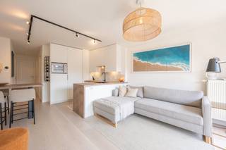 Ceux qui rêvent d'un endroit prêt à emménager et situé au calme sur la côte belge trouveront la maison idéale dans cet appartement récemment rénové. Bénéficiant d'un emplacement central, cet établissement combine le meilleur des deux mondes : une oasis de paix pour se détendre complètement, tout en étant à portée de main de la vie animée du village. Les boutiques, les restaurants chaleureux, les transports en commun et la grande plage de Heist se trouvent à quelques pas, vous pouvez donc laisser votre voiture sans effort.<br /><br />Lorsque vous entrez dans l'appartement, vous remarquez immédiatement la belle lumière. L'espace de vie lumineux dégage une atmosphère chaleureuse et confortable et constitue le cœur de la maison. La cuisine ouverte parfaitement intégrée est entièrement équipée d'appareils modernes et de matériaux de haute qualité. À côté du salon, vous pouvez facilement accéder à la terrasse ensoleillée, où vous pourrez profiter de l'air frais de la mer et d'un agréable moment au soleil du matin au soir.<br /><br />La chambre est intelligemment conçue et équipée de placards intégrés, offrant un look élégant et de nombreux espaces de rangement. La salle de bain joliment décorée offre tout le confort moderne pour bien démarrer la journée. Enfin, cette propriété possède également un certificat EPC extrêmement favorable, qui garantit non seulement une faible facture énergétique, mais également un confort de vie durable et tourné vers l'avenir.<br /><br />Offre intéressante pour ceux qui recherchent une résidence secondaire ou un investissement à Knokke-Heist !<br /><br /><br /><br />Registre des mesures: non