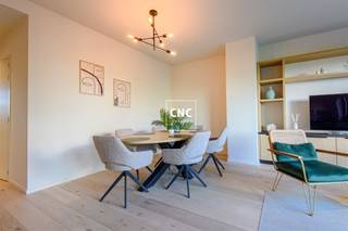 Stijlvol appartement met tuin op topligging in Knokke.In het hart van Knokke, vlak bij winkels, restaurants en openbaar vervoer, bevindt zich dit eigentijdse appartement dat uitblinkt in comfort en design. Dankzij de centrale ligging én de aanwezigheid van een privatieve tuin vormt dit een zeldzame opportuniteit voor wie rustig én centraal wil wonen.Indeling: Bij het betreden van het appartement wordt u meteen verwelkomd door een lichte leefruimte met grote raampartijen en zicht op het groen. De open eetruimte sluit naadloos aan op de strak afgewerkte keuken, voorzien van kwalitatieve toestellen en witte kasten in een minimalistisch ontwerp. Verder beschikt het appartement over twee volwaardige slaapkamers die een oase van rust bieden. De moderne badkamer is uitgerust met een prachtige inloopdouche.Extra troeven: De privatieve tuin vormt een absolute meerwaarde en nodigt uit tot ontspanning of gezellige momenten in de buitenlucht. Tot slot is er de mogelijkheid tot aankoop van een ruime autostaanplaats in de residentie – een extra pluspunt op deze gegeerde locatie.De verkoop valt onder het BTW-stelsel.Wenst u bijkomende informatie of wenst u een bezoek in te plannen? Contacteer Nathalie Colpaert op het nummer 0495/62 18 81 of via mail info@immocnc.be.