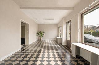 Op zoek naar een pand waar wonen en werken perfect samengaan? Dit handelshuis met woonst, garage en opslagruimte, gelegen op een absolute...