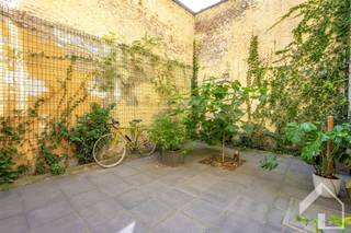 <p><span>Juste derrière le coin de l'une des places les plus animées d'Anvers se trouve ce petit bijou restauré, discret et exceptionnellement charmant.</span></p><p><span>La maison est baignée de lumière et offre une vue magnifique sur la nef de l'église Saint-Georges et le jardin du presbytère, juste derrière la porte.</span></p><p><span>L'arrière est orienté au sud et offre une vue dégagée, sans vis à vis et avec beaucoup de lumière.</span></p><p><span>Lorsque vous franchissez la porte, la ville est vraiment à vos pieds, tandis que la maison offre plus que suffisamment de calme et de tranquillité grâce à son emplacement dans la rue Schermersstraat </span></p><p><span>Tout est accessible à pied : boulangeries, boucherie, supermarché, marchand de journaux, marché, parc de la ville, théâtres, pubs, restaurants, etc... et pour ceux qui veulent encore une voiture, il y a des places de parking à louer à 30 mètres de la maison. </span></p><p><span>Le rez-de-chaussée où il y a actuellement des cabinets, offre la possibilité d'accueillir une activité professionnelle ou un Airbnb, studio, etc..</span></p><p><span>vivre au premier étage, laver au niveau de la mezzanine, dormir au 2ème et 3ème étage.</span></p><p><span>Au 3ème étage, toutes les canalisations d'alimentation et d'évacuation sont prêtes à installer une deuxième salle de bain si souhaité.</span></p>