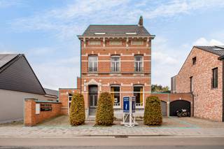 Charmant pand ingericht als kantoorruimte met mogelijkheden! De gelijkvloerse verdieping werd volledig gerenoveerd met instandhouding van...