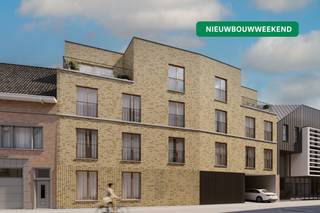 Driekamerappartement gelegen op het eerste verdiep met een ruim zonnige terras uitkijkend op het stadspark van Poperinge! Het appartement beschikt over een kwalitatief wooncomfort en is energiezuinig. Door elk appartement te voorzien van voldoende glaspartijen kan men genieten van veel lichtinval. Daarnaast wordt er veel belang gehecht aan zowel de thermische als akoestische isolatie, zo is het appartement voorzien van:- een individuele warmtepomp met koelfunctie (airco) - zonnepanelen- driedubbele beglazing De keuken en badkamer kunnen naar eigen wens bij een leverancier gekozen worden. De afwerking van het appartement is dus volledig op maat. De aankoop van een garage/autostaanplaats is ook nog mogelijk!Kiezen voor Parkzicht III is kiezen voor een tijdloze architectuur én dit op wandelafstand van alle winkels, het stadspark en de Grote Markt van Poperinge.Contacteer Charlotte Druant op 0474969298 of mail naar charlotte.druant@dewaele.com voor meer informatie over deze residentie.