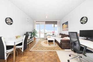 Op een steenworp van Belgica, ontdek dit charmante 1-slaapkamerappartement van ± 64 m², gelegen op de 6e verdieping van een verzorgd gebouw. Licht...