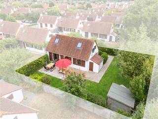<h2><span>Vakantiewoning Park Zeewind 2, Bredene</span></h2><p><span>Op zoek naar een </span><span>instapklare vakantiewoning aan de Belgische kust</span><span>? Deze verzorgde woning is gelegen in het geliefde </span><span>Park Zeewind 2</span><span> en geniet van een rustige ligging op korte afstand van </span><span>strand, zee en duinen</span><span>.</span></p><p><span>Het vakantiedomein biedt tal van faciliteiten voor jong en oud, waaronder een </span><span>verwarmd openluchtzwembad</span><span>, sport- en recreatiemogelijkheden en ruime groenzones.</span></p><p><span>De woning beschikt over een </span><span>ruime, zonnige en onderhoudsvriendelijke privétuin met tuinhuis en terras</span><span>, waar je in alle rust en privacy kunt genieten. Een </span><span>private parkeerplaats</span><span> bevindt zich vlak bij de woning.</span></p><p><span>Binnenin is de woning smaakvol en gezellig ingericht en verkeert ze in </span><span>uitstekende staat van onderhoud</span><span>. De ruime leefruimte met eetplaats sluit aan op de </span><span>volledig uitgeruste open keuken</span><span>, voorzien van alle nodige comfort.</span></p><h3><span>Indeling</span></h3><p><span>Gelijkvloers</span></p><ul><li><span>Ruime en gezellige leefruimte met eetplaats</span></li><li><span>Volledig ingerichte open keuken</span></li><li><span>1 volwaardige slaapkamer</span></li><li><span>Vernieuwde badkamer met inloopdouche, lavabo en toilet</span></li><li><span>Afzonderlijk toilet</span></li></ul><p><span>Verdieping</span></p><ul><li><span>2 volwaardige slaapkamers</span></li><li><span>Praktische opbergkasten</span></li></ul><h3><span>Troeven</span></h3><ul><li><span>3 slaapkamers</span><span>, waarvan 1 op het gelijkvloers</span></li><li><span>Ruime en zonnige </span><span>privétuin met terras en tuinhuis</span></li><li><span>Private parkeerplaats</span></li><li><span>Verwarmd openluchtzwembad op het domein</span></li><li><span>Rustige en groene omgeving</span></li><li><span>Op korte afstand van </span><span>zee, strand en duinen</span></li><li><span>Instapklaar en uitstekend onderhouden</span></li><li><span>Geschikt voor </span><span>eigen gebruik én als investering</span></li></ul><p><span>Dankzij de combinatie van </span><span>rust, comfort, buitenruimte en de uitstekende ligging nabij de kust</span><span> is dit een ideale vakantiewoning voor wie zorgeloos wil genieten aan zee of op zoek is naar een interessante investering.</span></p><p><span>Een instapklare vakantiewoning met drie slaapkamers, zonnige tuin en alle comfort op een geliefd vakantiedomein aan de Belgische kust.</span></p><p><span>Dit pand kan onderhevig zijn aan de renovatieverplichting die door de Vlaamse overheid wordt opgelegd voor residentiële gebouwen. Raadpleeg voor meer informatie de website van het Vlaams Energie- en Klimaatagentschap.</span></p>