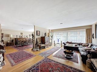 Well-maintained apartment for sale with exceptional potential in the heart of Knokke, located on the prestigious Van Bunnenlaan. With a...