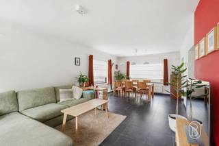 <p>Appartement de plain-pied idéalement situé, avec 2 chambres et un jardin ensoleillé, à proximité du centre de Courtrai ! Garage indépendant.<br />Situé dans l'une des avenues les plus prisées de Courtrai.</p><p>Vous recherchez un appartement prêt à emménager dans un endroit calme mais central ? Alors ce charmant appartement de plain-pied vaut vraiment le détour !</p><p>Situé à proximité du centre de Courtrai, vous bénéficierez ici d'une excellente accessibilité, tout en profitant d'un cadre de vie agréable et paisible.</p><p>Agencement : hall d'entrée avec toilettes séparées pour les invités, pièce à vivre lumineuse avec accès direct à la terrasse et au jardin ensoleillé, cuisine équipée, couloir, 2 chambres à part entière et une salle de bains avec lavabo et douche.</p><p>Il est également possible d'acquérir un garage privé.</p><p>Atouts : Prêt à emménager, emplacement de choix à proximité du centre de Courtrai, jardin et terrasse ensoleillés, chauffage central au gaz naturel, double vitrage, installation électrique conforme, très lumineux</p><p>Idéal pour les jeunes ménages, les couples ou les investisseurs !<br />Intéressé(e) ? Organisez vite votre visite via IMMO BEGUIN : tessa@immobeguin.be</p>