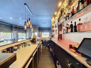 <p><span>Neem vandaag nog contact op met Thomas Rummens voor een bezoek via: </span>https://mijnhuurprofiel.be/property/d33627ba-e639-4c6b-95ce-e87d0d55c22d</p><p><br /></p><p><strong></strong><strong>Te huur: karaktervol handelspand in Kortenberg, gelegen aan de Leuvensesteenweg, een centrale locatie in Vlaams-Brabant.</strong></p><p>Dit handelspand beschikt over een commerciële ruimte met tal van mogelijkheden, waaronder horeca, aangezien de nodige vergunning aanwezig is. Dankzij de ligging langs een drukke verbindingsweg geniet u van uitstekende zichtbaarheid en bereikbaarheid, waardoor de handelsruimte ideaal is voor diverse activiteiten.</p><p><br /></p><p><strong>Belangrijkste ruimtes:</strong></p><ul><li>Handelsruimte – gezellige open commerciële ruimte</li><li>Keukenruimte - functioneel in te richten (Alle aanwezige installaties en materiaal kunnen worden overgenomen. De prijs hiervoor is bespreekbaar)</li><li>Toiletten</li><li>Staanplaats</li></ul><p><strong>Troeven:</strong></p><ul><li>Centrale ligging langs de Leuvensesteenweg met veel passage.</li><li>Instapklaar voor een snelle opstart van uw zaak.</li><li>Alle aanwezige spullen en installaties kunnen worden overgenomen. De prijs hiervoor is bespreekbaar.</li></ul><p>JOUW DROOMHANDELSPAND. ZO GEVONDEN!</p>