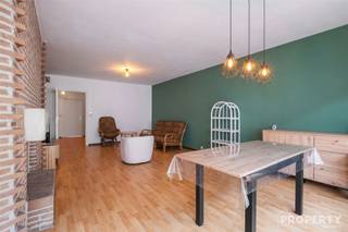 Indeling: inkomhal, living met bar en balkon uitgevend op de Nieuwstraat, keuken, bergplaats, badkamer, twee slaapkamers, toilet, terras uitgevend...