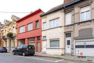 Pal in het centrum van Roeselare, vind je deze verrassend ruime en instapklare woning met een EPC-label C – zonder renovatieverplichting!<br /><br />De woning beschikt over twee volwaardige badkamers en twee comfortabele slaapkamers, met de mogelijkheid om een derde slaapkamer te creëren op de zolderverdieping. Ideaal voor gezinnen of wie graag wat extra ruimte heeft.<br /><br />De gezellige, onderhoudsvriendelijke stadstuin is een fijne troef, en als kers op de taart is de jacuzzi inbegrepen in de prijs.<br /><br />Met haar centrale ligging, goede staat en vele mogelijkheden is deze woning een slimme keuze voor wie comfortabel en zorgeloos wil wonen in Roeselare.<br /><br />📞 Interesse? Contacteer Celine of Thijs:<br />📲 051 57 54 61<br />📧 celine@grouptrybou.be<br /> | thijs@grouptrybou.be