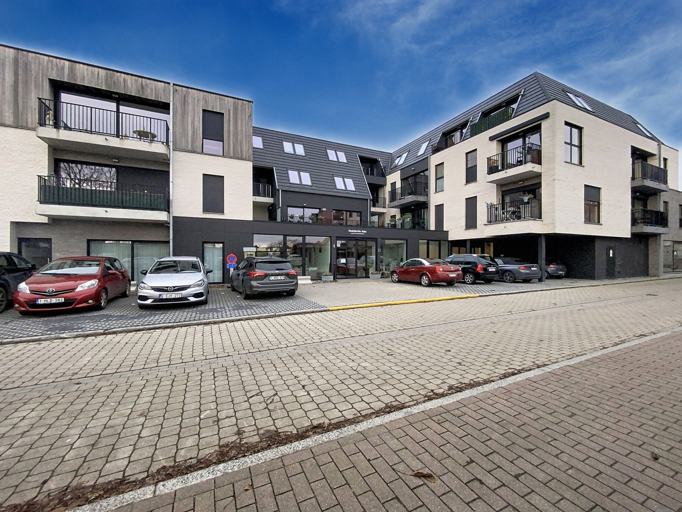Makkelijk inrijdbare autostaanplaats met laadpunt vlakbij het centrum van Maldegem in Residentie Alex.
