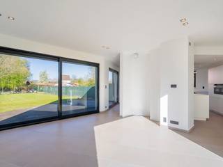 Deze moderne instapklare en energiezuinige villa combineert een strakke architectuur met uitzonderlijk veel licht, ruimte en wooncomfort. Bij...