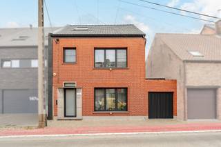 [[ DIT PAND NEEMT DEEL AAN DE ERA OPEN HUIZEN DAG OP 19/9 VAN 16:00 TOT 17:00 ]]
<p>Instapklare halfopen bebouwing nabij het centrum van Buggenhout en het Buggenhoutbos.</p>

<p>Deze ruime woning combineert een praktische indeling met een uitstekende ligging dichtbij winkels, scholen, openbaar vervoer en belangrijke invalswegen. Dankzij de grote kamers, 2 badkamers en de instapklare afwerking is dit huis ideaal voor grote gezinnen of wie extra comfort zoekt. De handige zijingang biedt een vlotte toegang voor fietsen en afval, wat het dagelijks gebruik extra praktisch maakt. De ruime veranda en de tuin van 300 m² zorgen bovendien voor extra leefruimte en ontspanning. Met vrij zicht en een rustige, centrale ligging woon je hier op een aangename locatie in Buggenhout.</p>

<p>Belangrijkste ruimtes:<br />• Ruime woonkamer (33 m²) met veel lichtinval<br />• Keuken (10 m²) met praktische indeling<br />• Veranda (36 m²) met zicht op de tuin<br />• 3 grote slaapkamers, ideaal voor gezinnen<br />• Badkamer (6 m²) met ligbad, dubbele wastafel en ingemaakte kasten<br />• Tweede badkamer (4 m²) met douche en toilet<br />• Wasplaats (6 m²) met aansluitingen voor wasmachine en droogkast<br />• Garage (17 m²) met extra bergruimte<br />• Tuin van 300 m² om volop buiten te genieten</p>

<p>Troeven:<br />• Handige zijingang voor fietsen en afval<br />• Grote kamers en 2 badkamers, volledig instapklaar<br />• Centrale ligging nabij centrum Buggenhout, station en Buggenhoutbos</p>

<p>Neem vandaag nog contact op met je ERA-makelaar voor een bezoek. JOUW DROOMHUIS. ZO GEVONDEN!</p>