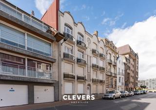 Aan de voet van de jachthaven resideert dit mooi appartement met terrasje.Indeling: een moderne living met mooie open keuken en een aangenaam terras...