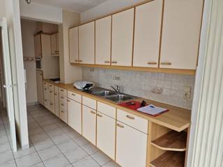 Ruim ongemeubeld appartement met 2 slaapkamers. Het appartement ligt in de Zeelaan van Koksijde in het volle centrum van Koksijde-Bad. Indeling:...