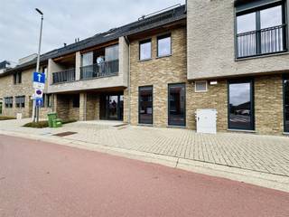 <p><span>Casco handelspand met ondergrondse parking en berging in centrum Dilsen-Stokkem!</span></p><p><span> </span></p><p><span>In het centrum van Dilsen-Stokkem bieden wij dit casco handelspand aan, ideaal voor wie op zoek is naar een commerciële ruimte die volledig naar eigen smaak en noden kan worden ingericht.</span></p><p><span> </span></p><p><span>De centrale ligging, de moderne architectuur en de inbegrepen ondergrondse parkeergelegenheid en berging maken dit een bijzonder interessante opportuniteit voor ondernemers én investeerders.</span></p><p><span> </span></p><p><span>Het pand bevindt zich op een zichtbare en goed bereikbare locatie in het centrum van Dilsen-Stokkem, vlak naast de instapklare brasserie Motta.</span></p><p><span>Deze ligging biedt een uitstekende zichtbaarheid en passage, ideaal voor handel, kantoor, dienstverlening of vrij beroep.</span></p><p><span> </span></p><p><span>Het handelspand wordt casco aangeboden, waardoor de toekomstige eigenaar volledige vrijheid heeft in de afwerking, indeling en inrichting.</span></p><p><span>Of u nu kiest voor een eigentijdse winkelruimte, een modern kantoor, een schoonheidsinstituut of een ander handelsconcept, dit pand vormt de perfecte blanco canvas om uw visie werkelijkheid te maken.</span></p><p><span> </span></p><p><span>Bij de aankoop is bovendien een ondergrondse parkeerplaats met bijhorende berging inbegrepen in de prijs.</span></p><p><span> </span></p><p><span>Troeven:</span></p><ul><li><span>Casco handelsruimte met vrije indeling</span></li><li><span>Volledige afwerking naar eigen smaak mogelijk</span></li><li><span>Ondergrondse parking + berging inbegrepen</span></li><li><span>Moderne architectuur en energiezuinig gebouw</span></li></ul><p><span> </span></p><p><span>Bent u op zoek naar een nieuw handelspand dat u volledig naar eigen wens kunt afwerken op een zichtlocatie in Dilsen-Stokkem?</span></p><p><span>Neem gerust contact op met Robin via 0484 35 73 08 of <span>robin@jemar.be</span></span><span> voor meer informatie of een bezichtiging.</span></p><p><span> </span></p>