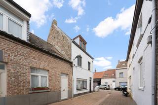 Te vernieuwen hoekwoning gunstig gelegen in het gezellige centrum van Heist-aan-Zee, in de directe nabijheid van alle winkels en het strand. De...