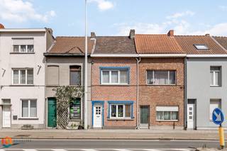 Nabij het centrum van Mechelen bevindt zich deze op te frissen woning met 3 slpkrs en aangename stadstuin. Het bruisende centrum van Mechelen met zijn cultuuraanbod, stadsbioscoop, horeca en scholen liggen op wandelafstand. Tevens geniet u van een uitstekende bereikbaarheid vlakbij belangrijke invalswegen.<br /><br />We betreden de woning via de inkomhal. De leefruimte kan u inrichten met een gezellige zithoek en aangrenzende eetplaats. Achteraan de woning bevindt zich de open keuken, voorzien van de voornaamste toestellen. Via de keuken komen we in de gezellige stadstuin met tuinhuis terecht, waar u steeds in alle rust en privacy kan genieten van het mooie weer. Verder beschikt het gelijkvloers nog over een badkamer, voorzien van toilet, lavabo en ligbad. Via de nachthal op de eerste verdieping heeft u toegang tot 2 slaapkamers. Op de tweede verdieping, voorzien van een vaste trap, bevindt zich een zolderruimte die kan omgebouwd worden tot een derde slaapkamer.<br />De woning is voorzien van een kelder.<br /><br />U bent verplicht om deze woning binnen de 5 jaar na aankoop grondig energetisch te renoveren tot minimum EPC-label D.<br /><br />Dit is een uitstekende opportuniteit als u op zoek bent naar een op te frissen woning met 3 slaapkamers nabij het centrum van Mechelen. Contacteer ons voor meer informatie op 0472 82 80 66 of via info@boonstravastgoed.be.<br /><br />Bijzonderheden :<br />- 3 slaapkamers<br />- Gezellige stadstuin<br />- Nabij centrum Mechelen