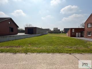 Deze bouwgrond voor open bebouwing vinden we in Wellen en telt een oppervlakte van 677m².<br /><br />De breedte van de grond aan de straatzijde bedraagt 18,16m en is zuid georiënteerd.<br /><br />Verdere informatie en verkavelingsvoorschriften beschikbaar op kantoor.