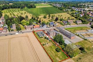 <br />Op een groene en ideaal gelegen locatie aan Melveren Centrum 68 staat deze vrijstaande gelijkvloerse woning op een perceel van 20 are. Het pand wordt grotendeels omringd door open velden, met achteraan een groen uitzicht. Privacy is hier vanzelfsprekend en gegarandeerd!.<br /><br />Ondanks de landelijke omgeving bevindt het centrum van Sint-Truiden zich vlakbij. De woning grenst aan het parochiecentrum en combineert een open ligging met winkels, scholen, openbaar vervoer en dagelijkse voorzieningen op korte afstand.<br />De zuidwestelijke oriëntatie zorgt de hele dag door voor natuurlijk licht. De volledig gelijkvloerse indeling maakt de woning toegankelijk en geschikt voor elke levensfase.<br /><br />De bewoonbare oppervlakte bedraagt circa 145 m². Aan praktische ruimte is er geen gebrek. Onder de woning ligt een kelderverdieping van circa 60 m², en op het perceel staat een vrijstaande garage van circa 45 m². Plaats voor meerdere voertuigen, een werkplaats of bijkomende bergruimte.<br /><br />De woning is uitgerust met drie airco-units, rolluiken rondom, een waterverzachter en houten ramen in afzelia met dubbele beglazing. Het dak werd geïsoleerd met 10 cm PUR. De centrale verwarming werkt op stookolie, met een Viessmann-ketel en radiatoren die in 2020 werden deels vernieuwd. Een zonneboiler met zonnepanelen voorziet het sanitair warm water, tot slot is er een alarmsysteem aanwezig.<br /><br />Het geheel vormt een degelijke en ruime basis die u verder naar eigen smaak kunt inrichten of moderniseren. De grootste troef blijft het perceel: circa 2.000 m² grond, een perceelbreedte van ongeveer 23 meter, zuidwest georiënteerd en omgeven door rust.<br /><br />Gelijkvloers wonen, ruimte in overvloed en groen rondom, met het centrum van Sint-Truiden binnen handbereik. Zo'n pand op dergelijk uniek perceel komt zelden vrij. Contacteer Aktimmo voor een verdere verkenning.
