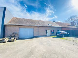 Zonnebeke: Woonst met loods (nijverheidszone) en garageMogelijkheid om loods uit te breiden (+/- 600m² extra)zie plan  De woning bestaat uit :  *...