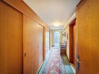 <p>LICHTRIJKE BEL-ÉTAGE MET ZW-TUIN, GARAGE, OPRIT & UITBREIDINGSPOTENTIEEL!<br /><br />Op zoek naar een woning met ruimte, parkeermogelijkheden én potentieel? Dan is dit een buitenkans!<br /><br />Deze verzorgde bel-étage biedt een ruime multifunctionele ruimte met eigen badkamer en toilet, ideaal als slaapkamer, bureau, praktijkruimte of kangeroowoning.<br /><br />Op de eerste verdieping geniet u van een lichtrijke leefruimte, een volledig geïnstalleerde keuken, ruime masterbedroom met tuinzicht, badkamer en gastentoilet.<br /><br />Buiten beschikt u over een zuidwestgerichte tuin met terras, een zeer ruime garage, een oprit voor 2 wagens én een extra parkeerplaats vóór de oprit.<br /><br />Extra troef: de woning beschikt over uitbreidingspotentieel voor een extra verdieping, mits de nodige vergunningen. Ideaal voor wie vandaag comfortabel wil wonen en morgen nog meer ruimte of waarde wil creëren!<br /><br />TOPTROEVEN:<br />* ZW-tuin & terras<br />* Zeer ruime garage + oprit <br />* Lichtrijke kamers: living - slaapkamers, ...<br />* Multifunctionele ruimte met badkamer<br />* Veel licht & ruimte<br />* Uitbreidingsmogelijkheden<br />* Centrale ligging nabij winkels, scholen, sport & autosnelwegen<br /><br />Een woning met karakter, ruimte én toekomst!<br /><br />Interesse? Contacteer Laila via laila@immodor.be of 0477 30 85 59 voor een bezoek.<br /><br />!Stedenbouwkundige inlichtingen: mogelijkheid tot uitbreiding met één extra verdieping, mits aanvraag vergunning!<br /><br /><br /></p>