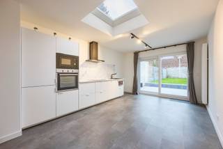 Gelegen vlakbij het Astridpark en op wandelafstand van het bruisende centrum van Kortrijk, geniet je hier van een perfecte combinatie van...