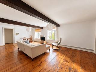 TE HUUR - GENT. Ruim en karaktervol appartement met zicht op het Gravensteen.<br /><br />Op een uitzonderlijke locatie nabij het historische Patershol bevindt zich dit ruime appartement van 142 m² op de tweede verdieping van een statig gebouw zonder lift. Authentieke plankenvloeren, oude houten balken en royale leefruimtes geven de woning een warme, unieke uitstraling.<br /><br />Het appartement beschikt over twee slaapkamers, een lichtrijke leef- en eetruimte, een volledig uitgeruste keuken en een badkamer met ligbad, douchescherm en toilet. Vanuit de woning geniet u van een prachtig uitzicht op het middeleeuwse Gravensteen. Winkels, restaurants, cultuur en openbaar vervoer bevinden zich op wandelafstand.<br /><br />Beschikbaar vanaf 01/11/2026. Niet geschikt voor studenten; domicilie is verplicht.<br /><br />EPC: label C.<br />Huurprijs: € 1.100 per maand.<br />Voorschot water en elektriciteit: € 50 per maand.<br />Mogelijkheid tot het bijhuren van een staanplaats voor € 100 per maand.